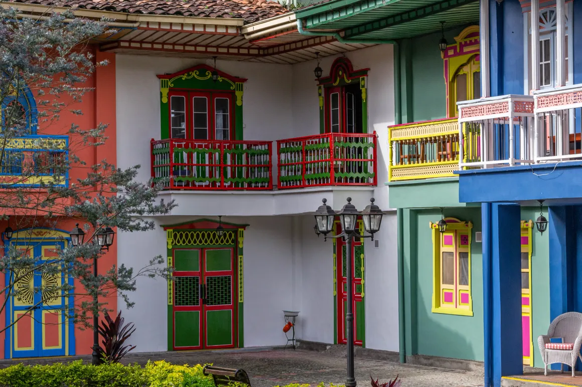 exterior del hotel con jardines y zonas verdes