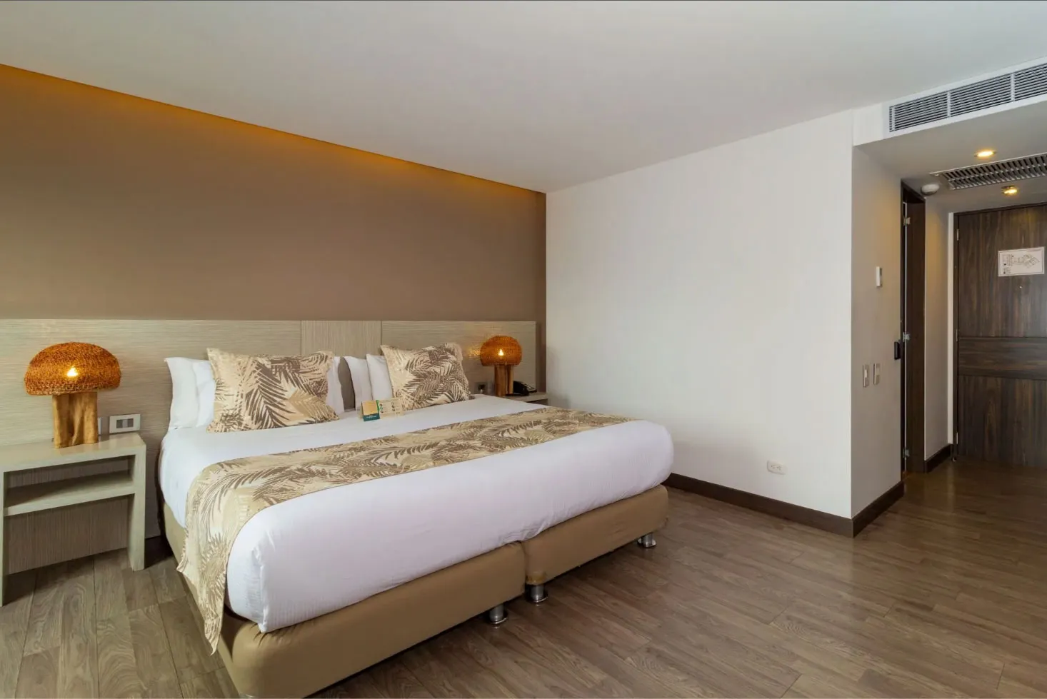 habitacion del hotel con decoracion moderna y vista al paisaje