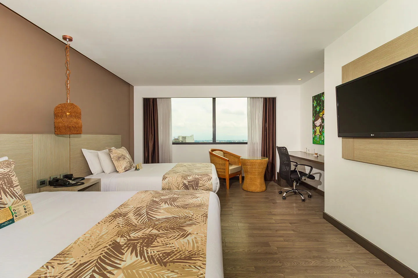 habitacion del hotel con decoracion moderna y vista al paisaje