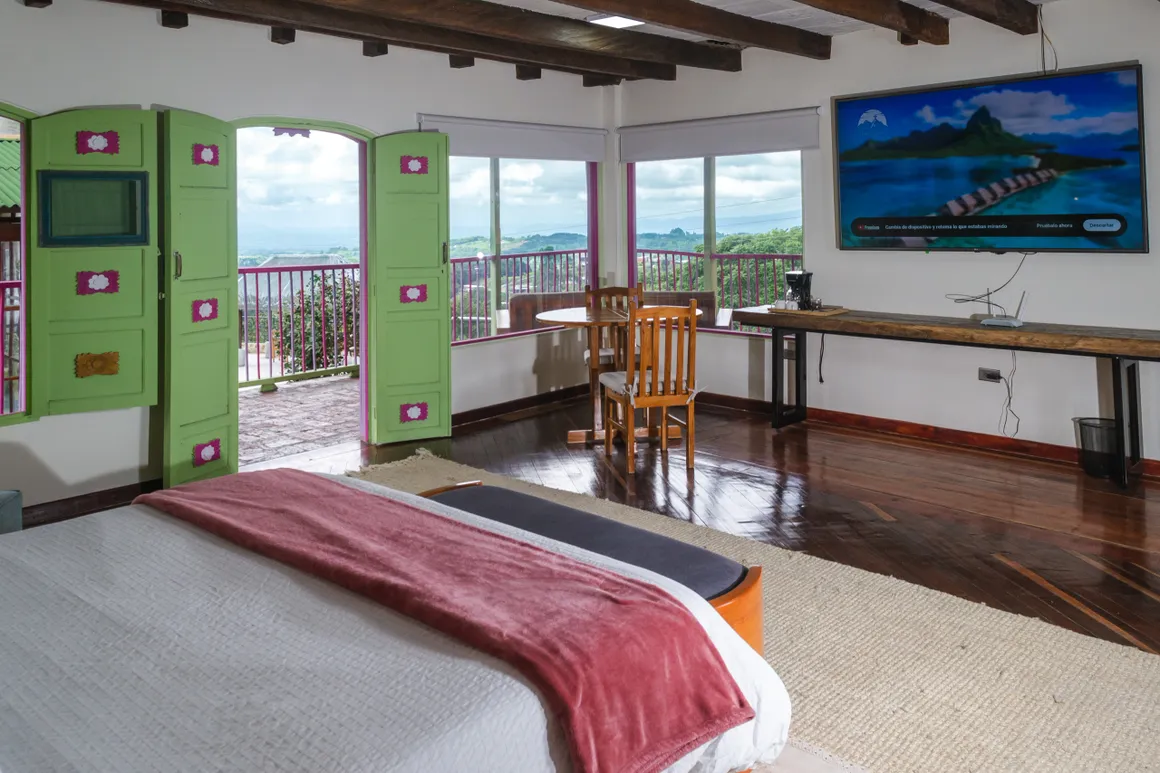 habitacion del hotel con decoracion moderna y vista al paisaje