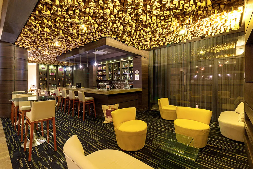restaurante del hotel con mesas y sillas elegantes