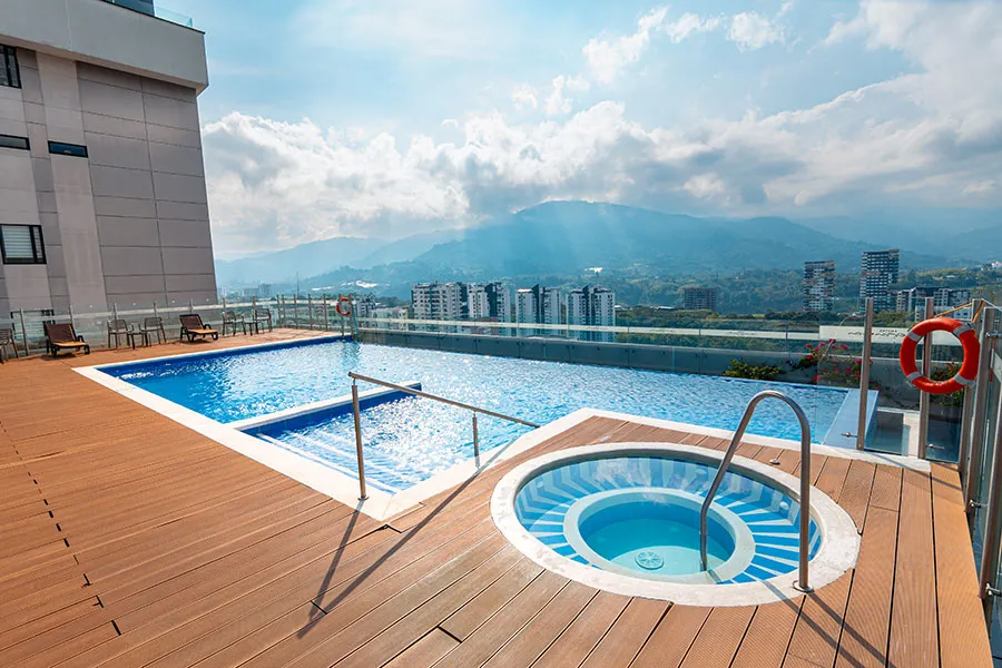 piscina del hotel con vista a las montañas