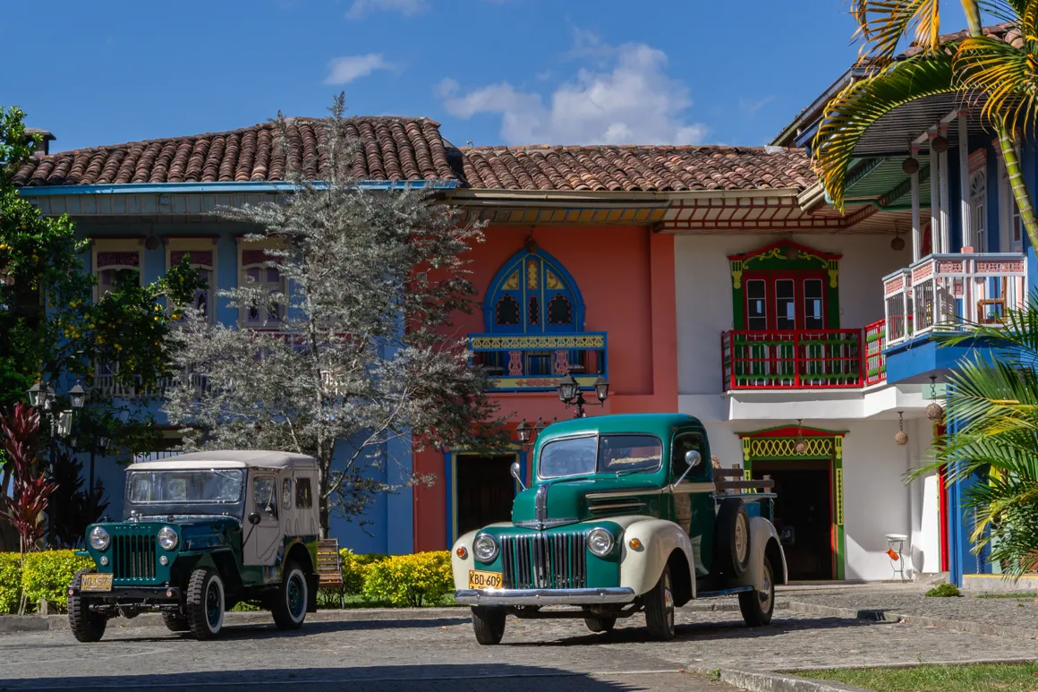 pueblito paisa con casas coloridas y calles empedradas